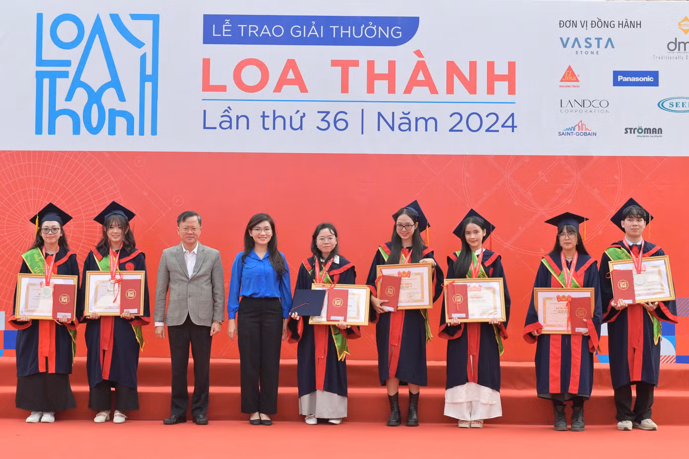 Chị Hồ Hồng Nguyên - Phó Chủ tịch thường trực T.Ư Hội Sinh viên Việt Nam trao giải thưởng Loa Thành 2024 cho các tác giả.