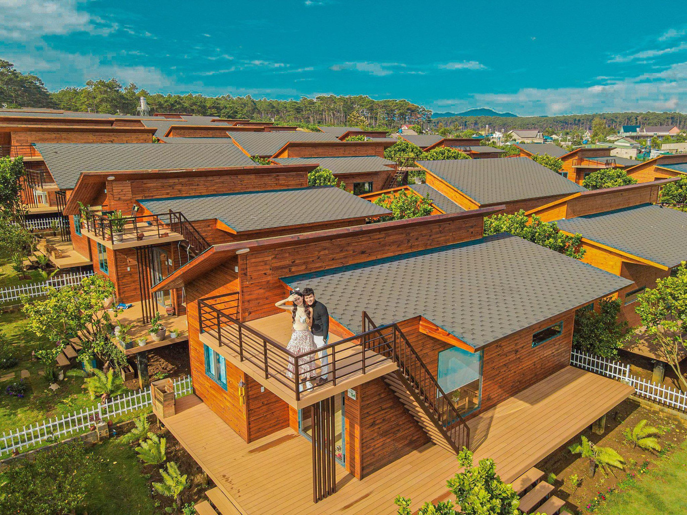 The Tropicana Garden là khu nghỉ dưỡng cao cấp bậc nhất tọa lạc tại thôn 4 - xã B&apos;Lá - huyện Bảo Lâm, tỉnh Lâm Đồng. Đây là điểm dừng chân lý tưởng cho những chuyến du lịch, nghỉ dưỡng với vị trí thuận tiện để tiếp cận trung tâm thành phố và những điểm du lịch đặc trưng của vùng, đặc biệt là điểm du lịch tâm linh nổi tiếng chùa Linh Quy Pháp Ấn.