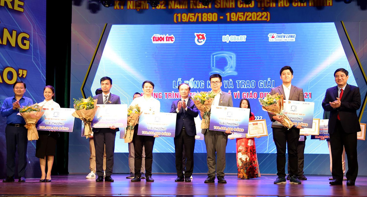 Ông Nguyễn Đắc Vinh, ông Phạm Tất Thắng và anh Nguyễn Anh Tuấn trao giải cao nhất cho 5 công trình tiêu biểu.