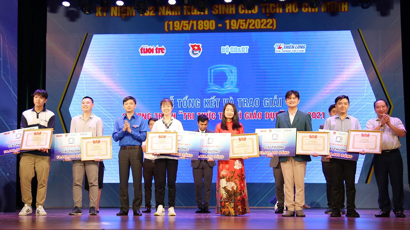 Anh Nguyễn Minh Triết trao tặng các tác giải nhận giải thưởng từ chương trình.