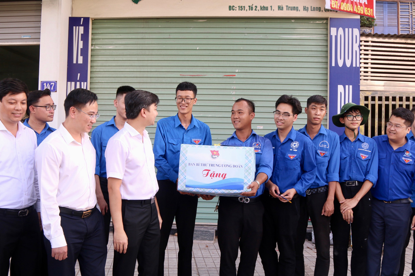 Đoàn công tác T.Ư Đoàn, T.Ư Hội Sinh viên Việt Nam đã đến thăm, động viên hoạt động của Đội sinh viên tình nguyện đang thực hiện công việc vẽ tranh tường và bốt điện trên địa bàn TP. Hạ Long, tỉnh Quảng Ninh.