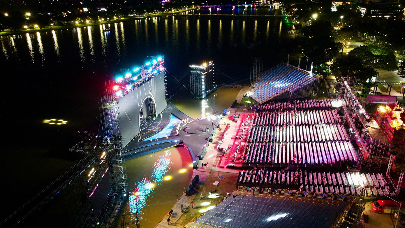 Tại khu vực bia Quốc Học, dọc bờ Nam sông Hương, sân khấu chính của cuộc thi Hoa hậu Việt Nam 2024, được thiết kế nổi hoàn toàn trên mặt nước đã cơ bản hoàn thiện. Toàn bộ kết cấu sân khấu sử dụng hơn 300 tấn thiết bị, trải dài hơn 60 m, rộng gần 30 m, nổi bật giữa không gian bên dòng sông Hương thơ mộng.