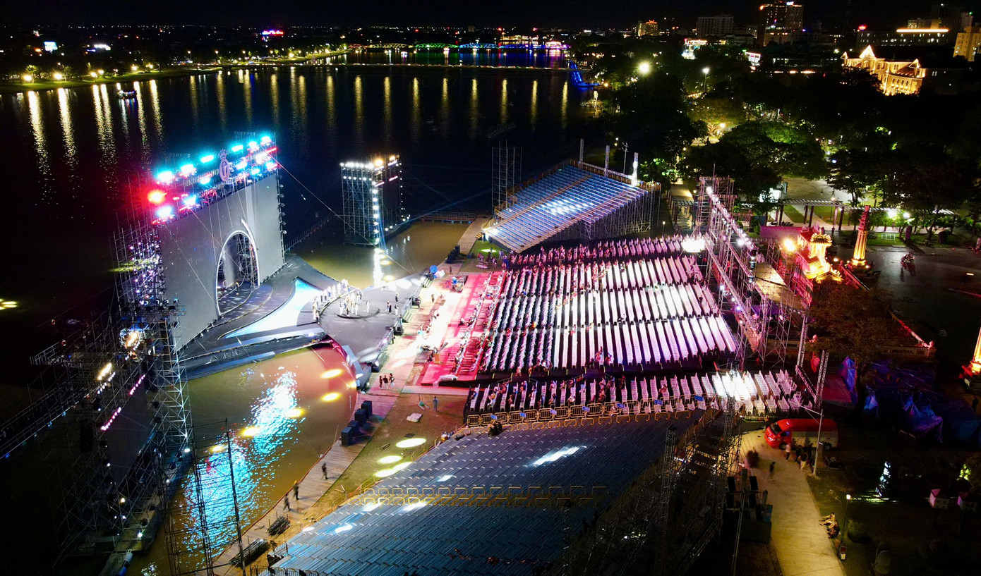 Sân khấu năm nay được thiết kế mở trên mặt nước, kết hợp hiệu ứng ánh sáng và âm thanh để tạo cảm giác đa chiều. Ban tổ chức cho biết, vẫn giữ nguyên quy mô và chất lượng như kế hoạch ban đầu, dù tiến độ thi công bị ảnh hưởng do thời tiết.