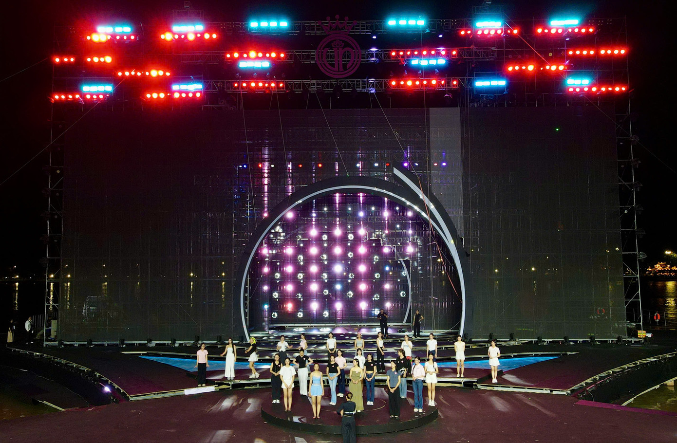 “Việc lên đèn tối 25/6 đánh dấu giai đoạn hoàn thiện cuối cùng. Các hạng mục cơ bản đã hoàn thành. Chúng tôi đang tổng rà soát để chuẩn bị tổng duyệt vào tối mai”, ông Hoàng Thọ Ninh – Phó Trưởng Ban tổ chức, Chủ tịch HĐQT Hoàng Thành Media cho biết.