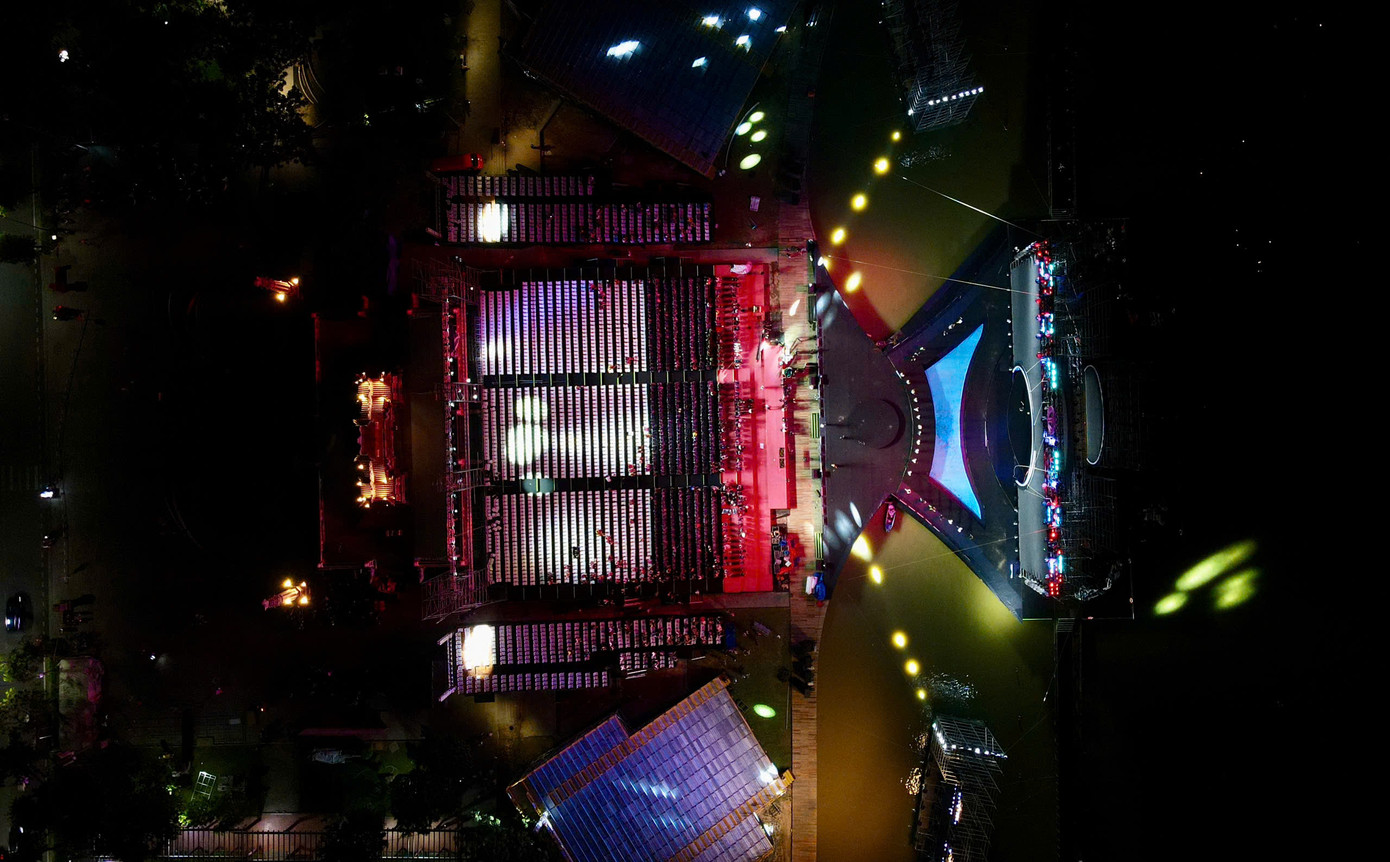 Sân khấu năm nay được thiết kế mở trên mặt nước, kết hợp hiệu ứng ánh sáng và âm thanh để tạo cảm giác đa chiều. Ban tổ chức cho biết, vẫn giữ nguyên quy mô và chất lượng như kế hoạch ban đầu, dù tiến độ thi công bị ảnh hưởng do thời tiết.