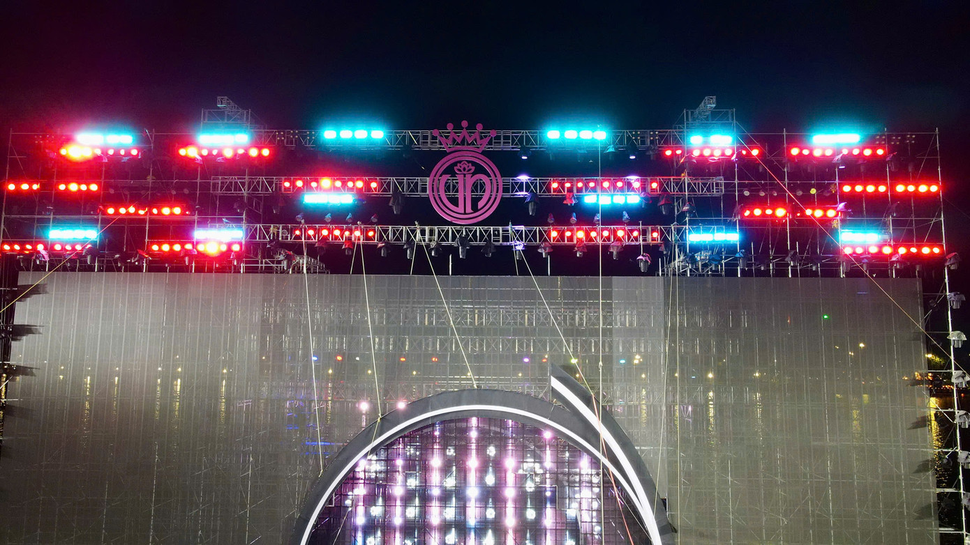 Sân khấu năm nay được thiết kế mở trên mặt nước, kết hợp hiệu ứng ánh sáng và âm thanh để tạo cảm giác đa chiều. Ban tổ chức cho biết, vẫn giữ nguyên quy mô và chất lượng như kế hoạch ban đầu, dù tiến độ thi công bị ảnh hưởng do thời tiết.