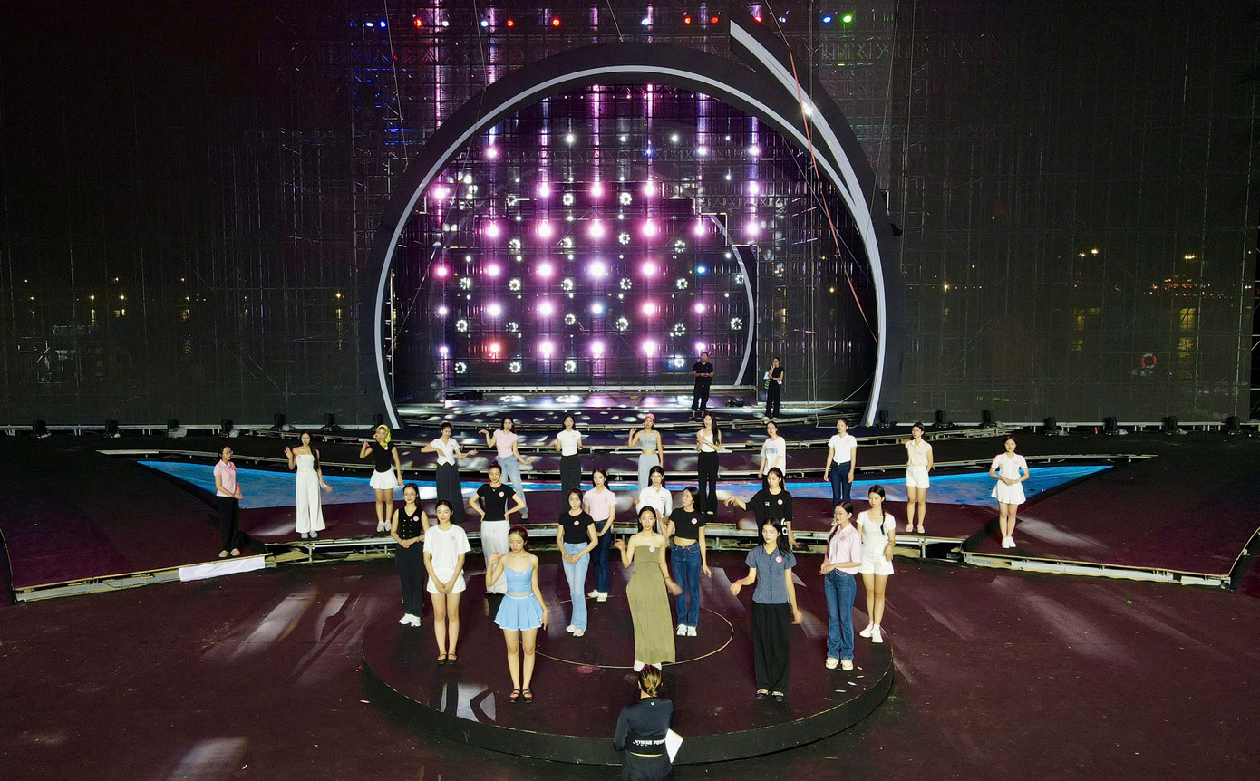 Cùng thời điểm sân khấu chạy thử ánh sáng, 25 thí sinh có mặt để tập luyện, catwalk thử và làm quen không gian biểu diễn. Đạo diễn chương trình trực tiếp hướng dẫn đội hình, lối di chuyển và căn chỉnh tương tác với hệ thống ánh sáng, âm nhạc.