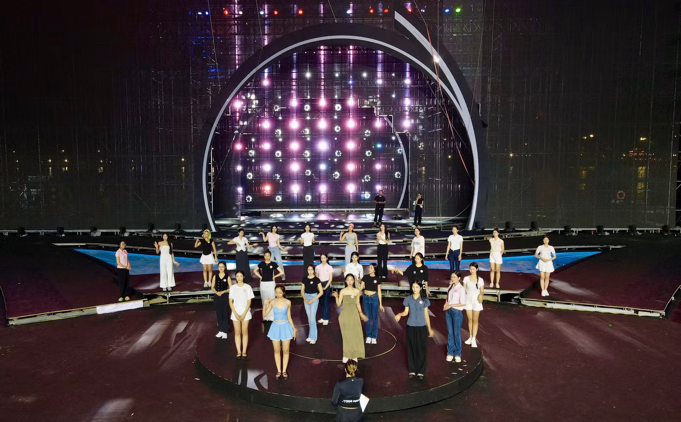 Cùng thời điểm sân khấu chạy thử ánh sáng, 25 thí sinh có mặt để tập luyện, catwalk thử và làm quen không gian biểu diễn. Đạo diễn chương trình trực tiếp hướng dẫn đội hình, lối di chuyển và căn chỉnh tương tác với hệ thống ánh sáng, âm nhạc.