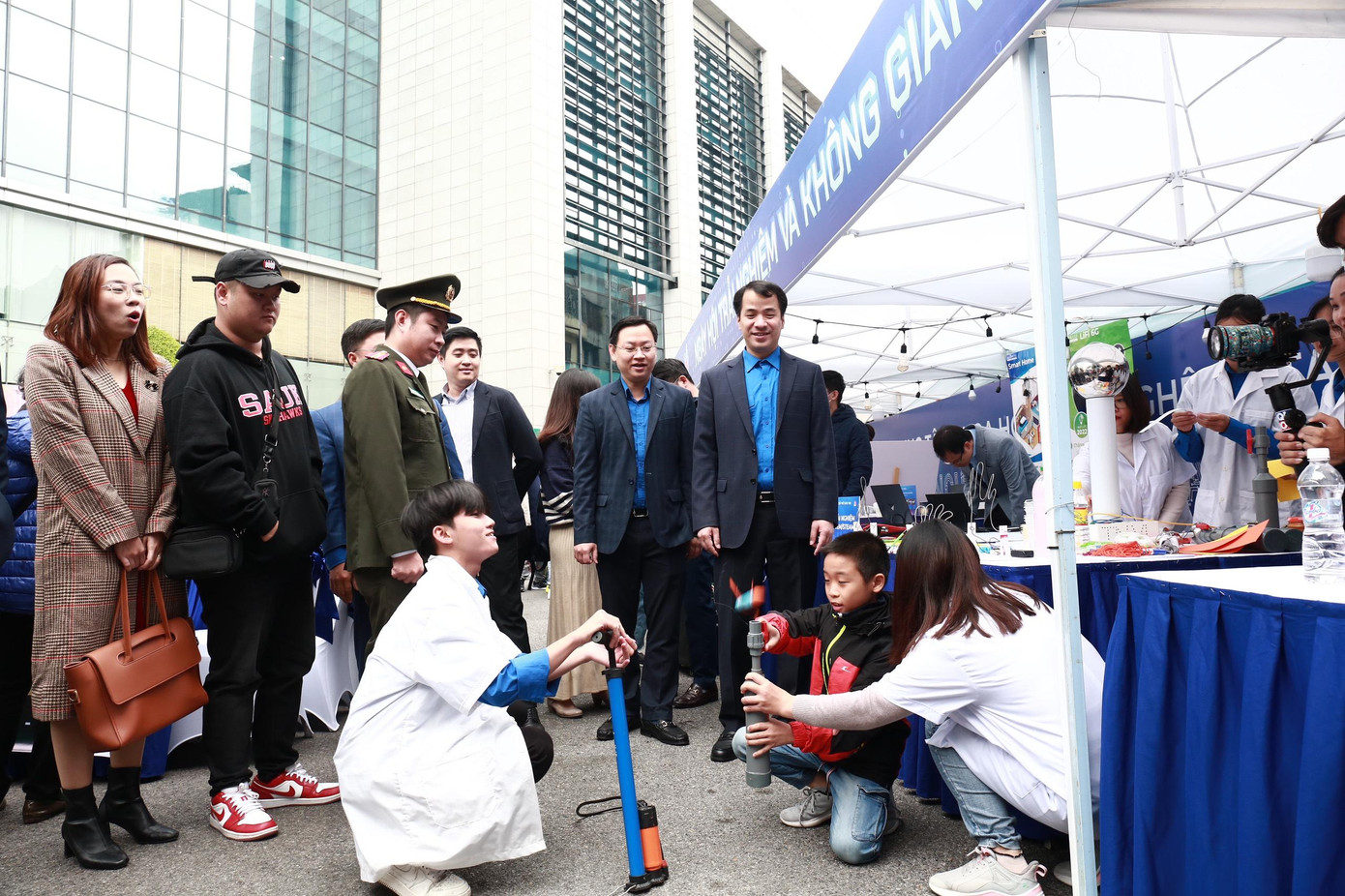 Bí thư T.Ư Đoàn Ngô Văn Cương cùng các bạn học sinh, sinh viên tham gia trải nghiệm tại ngày hội. Ảnh: BẢO ANH