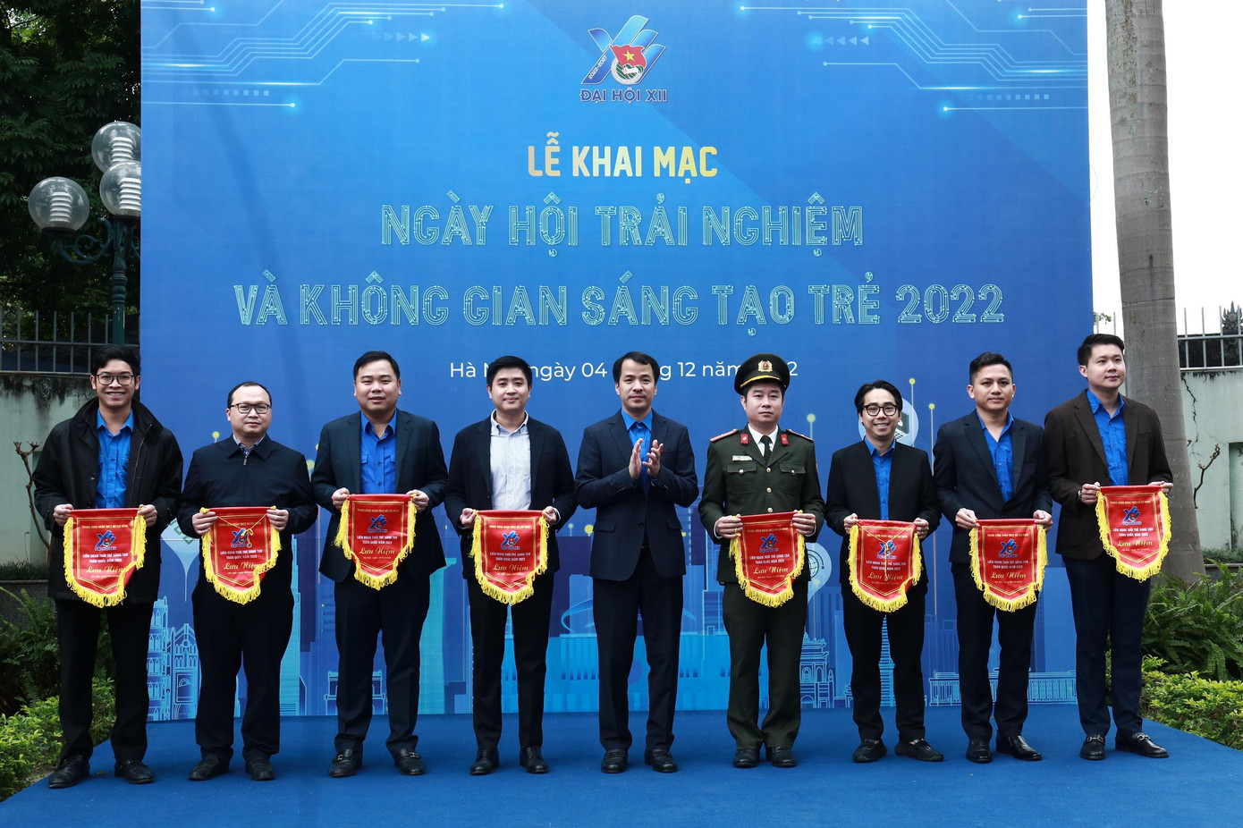 Ban Tổ chức tặng cờ cho các đơn vị tham gia liên hoan. Ảnh: BẢO ANH