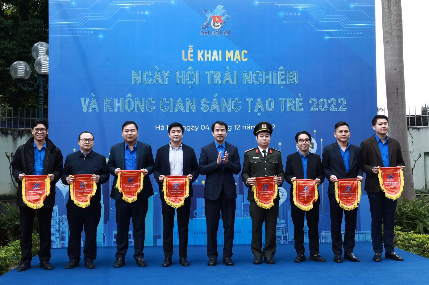 Ban Tổ chức tặng cờ cho các đơn vị tham gia liên hoan. Ảnh: BẢO ANH