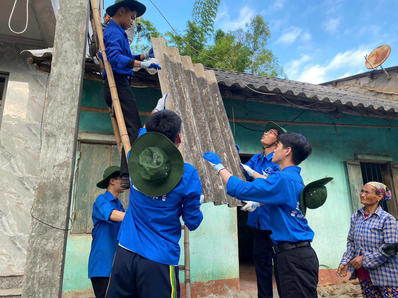 Lỷ Văn Dương, cùng nhóm sinh viên tình nguyện Học viện Nông nghiệp Việt Nam tham gia chiến dịch &apos;Mùa Hè Xanh&quot; tại tỉnh Lạng Sơn.