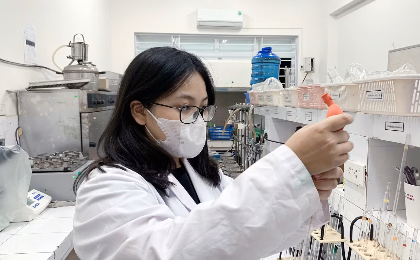 Đỗ Hồng Nhung (trường ĐH Khoa học Tự nhiên, ĐHQG Hà Nội). Đỗ Hồng Nhung (trường ĐH Khoa học Tự nhiên, ĐHQG Hà Nội).