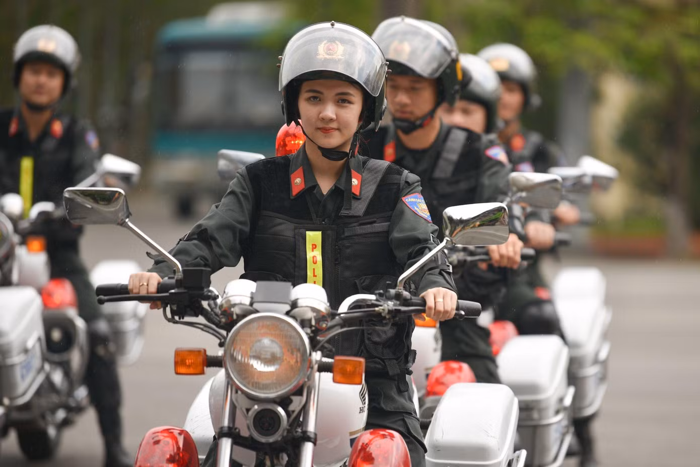 Nữ sinh Học viện Cảnh sát nhân dân trong màn biểu diễn lái xe phân khối lớn.
