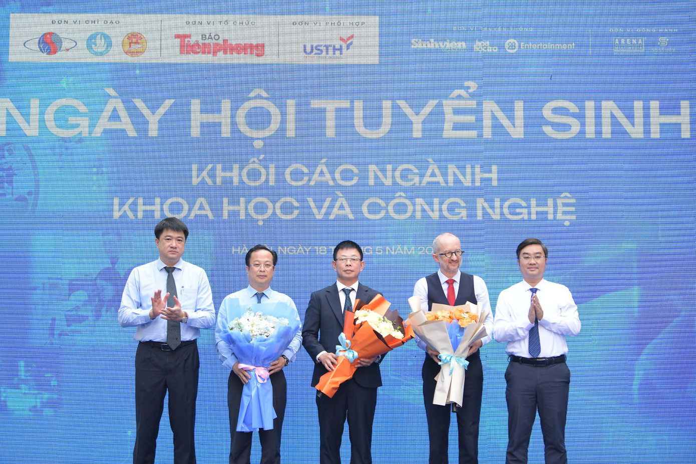 Tặng hoa cho các đơn vị tổ chức chương trình. Tặng hoa cho các đơn vị tổ chức chương trình.