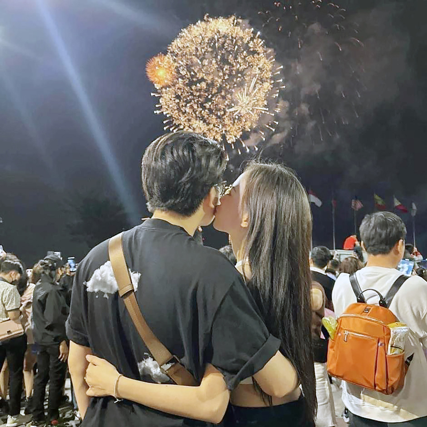 Nhiều cặp đôi cùng nhau chiêm ngưỡng màn pháo hoa chào đón Năm mới. Nhiều cặp đôi cùng nhau chiêm ngưỡng màn pháo hoa chào đón Năm mới.