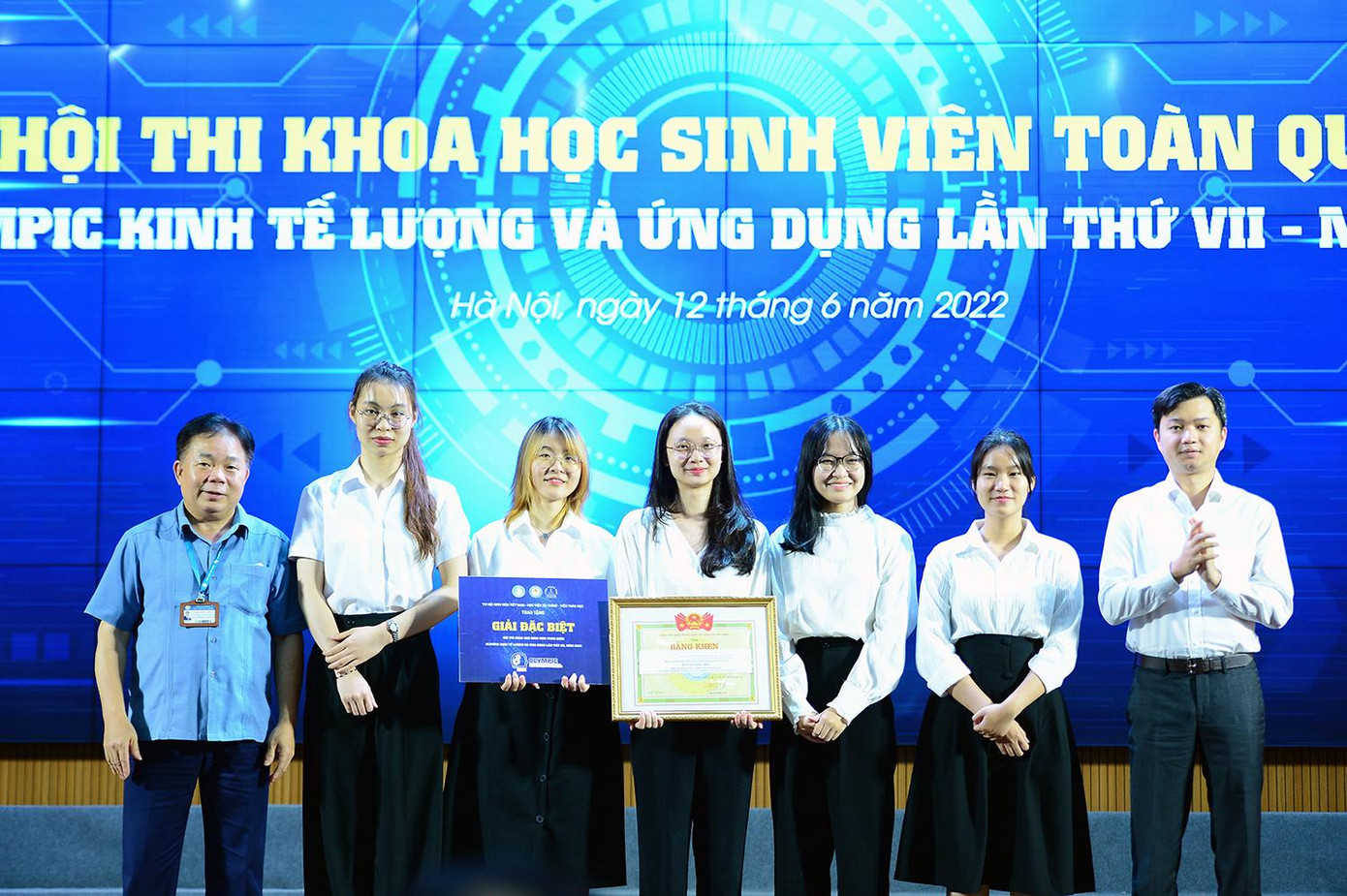 Nhóm sinh viên ĐH Ngoại thương giành giải ‘Olympic Kinh tế lượng và ứng dụng’.