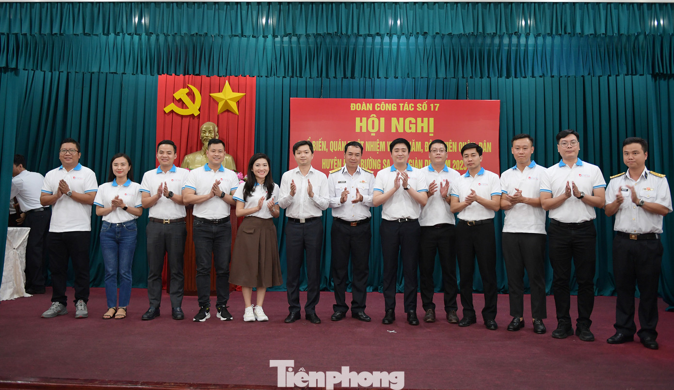 Lãnh đạo đoàn công tác chứng kiến việc kí giao ước thi đua trong Hành trình "Sinh viên với biển, đảo Tổ quốc" 2023.