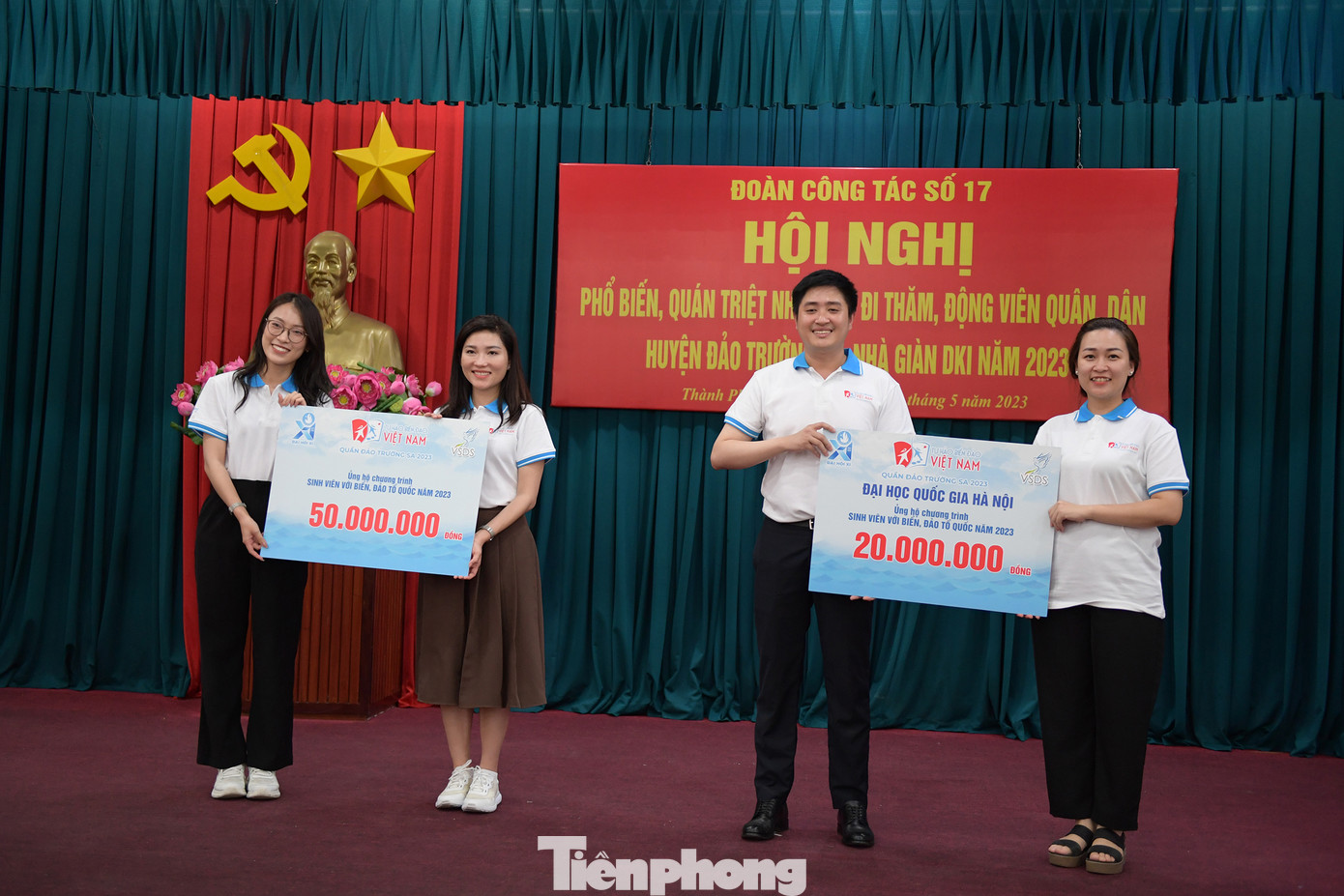 Đại diện các đơn vị, cá nhân trao biển tượng trưng quà cho nhân dân và chiến sĩ huyện đảo Trường Sa và nhà giàn DK1.