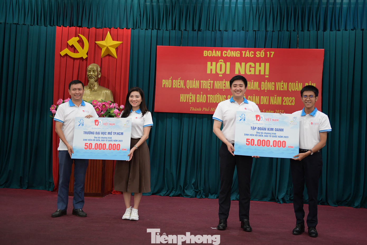 Đại diện các đơn vị, cá nhân trao biển tượng trưng quà cho nhân dân và chiến sĩ huyện đảo Trường Sa và nhà giàn DK1.