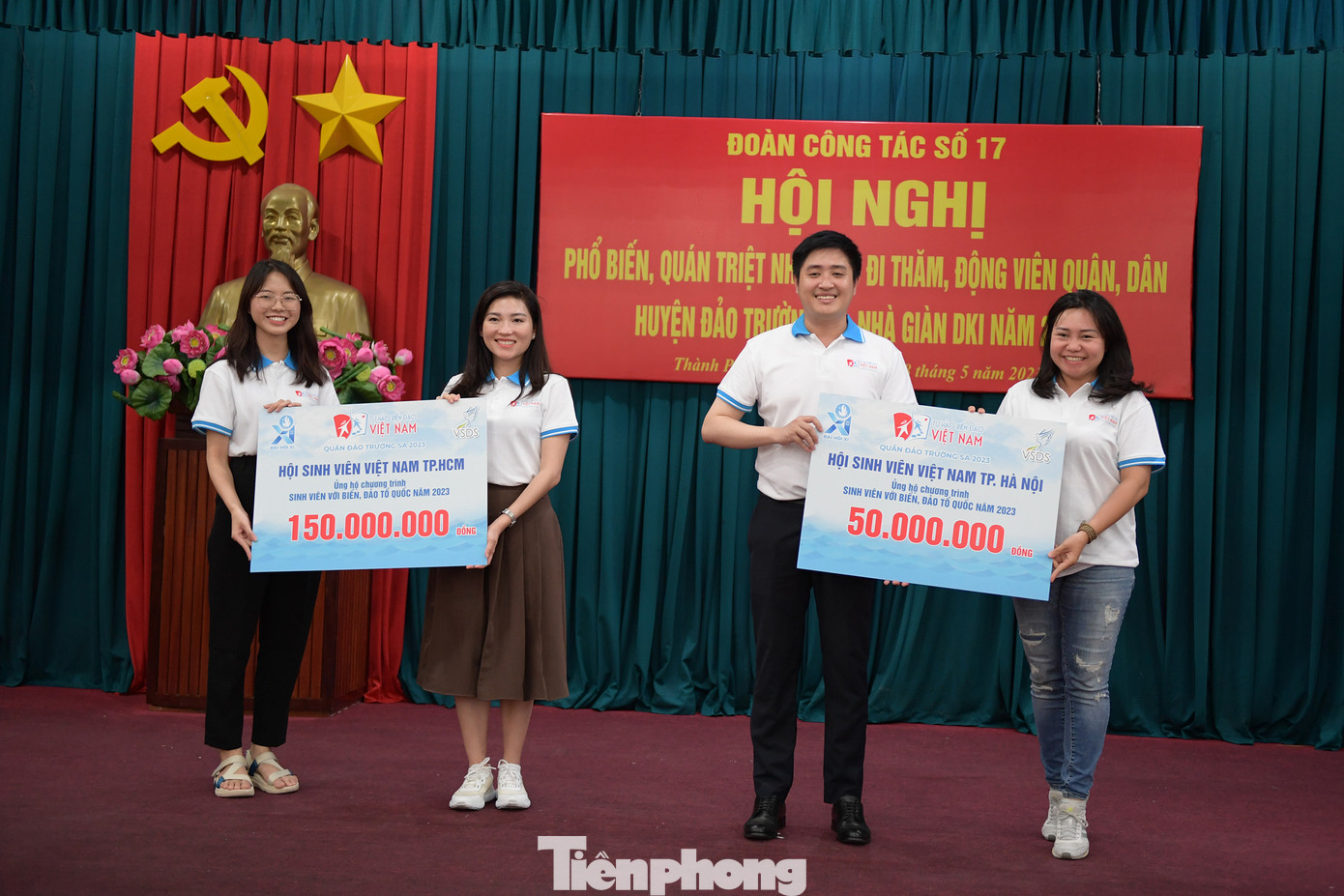 Đại diện các đơn vị, cá nhân trao biển tượng trưng quà cho nhân dân và chiến sĩ huyện đảo Trường Sa và nhà giàn DK1.