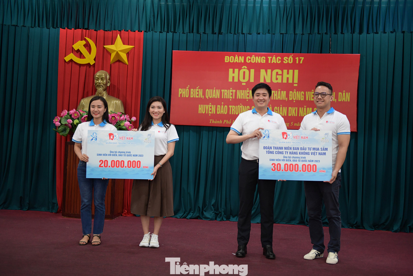 Đại diện các đơn vị, cá nhân trao biển tượng trưng quà cho nhân dân và chiến sĩ huyện đảo Trường Sa và nhà giàn DK1.