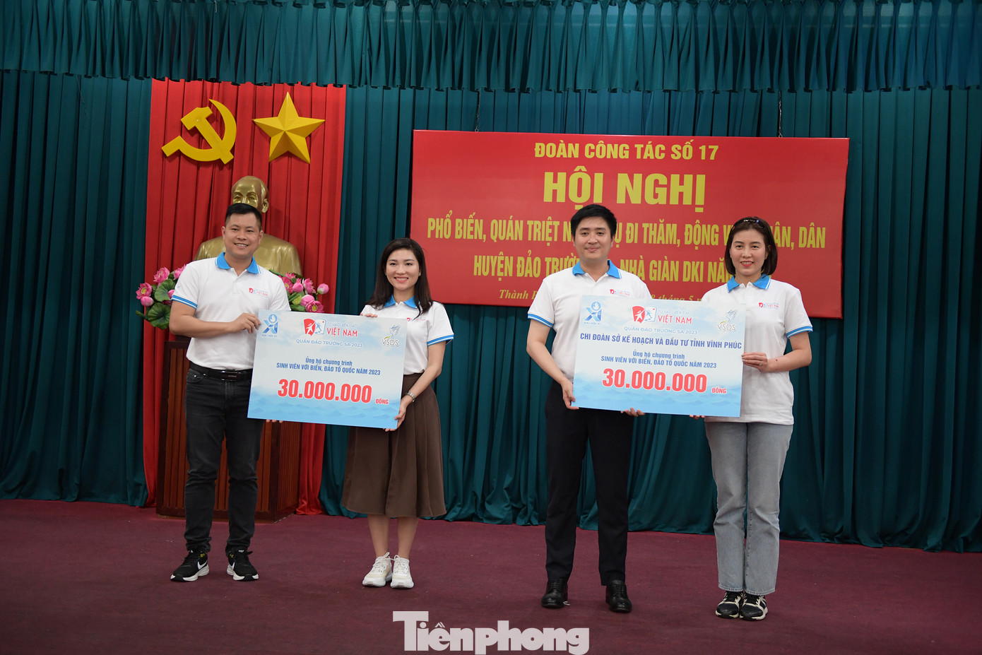 Đại diện các đơn vị, cá nhân trao biển tượng trưng quà cho nhân dân và chiến sĩ huyện đảo Trường Sa và nhà giàn DK1.