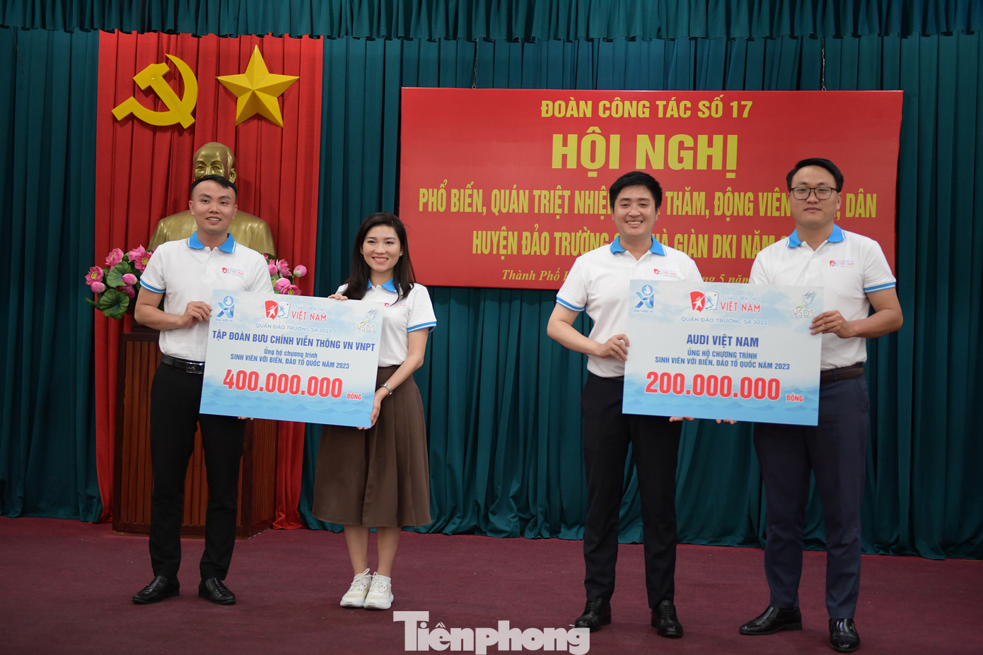 Đại diện các đơn vị, cá nhân trao biển tượng trưng quà cho nhân dân và chiến sĩ huyện đảo Trường Sa và nhà giàn DK1.