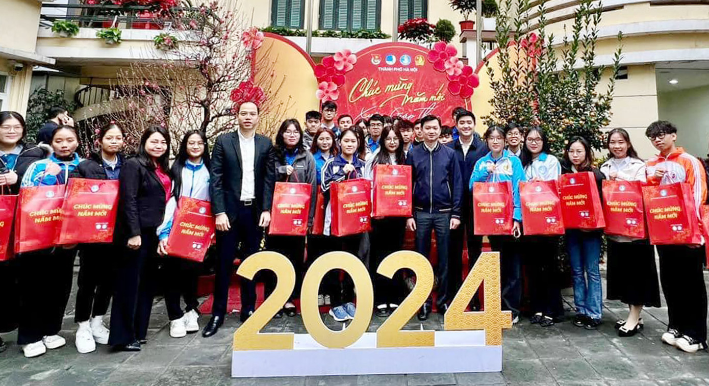 T.Ư Đoàn - T.Ư Hội Sinh viên Việt Nam, Thành Đoàn - Hội Sinh viên TP. Hà Nội đã trao tặng 30 suất quà cho 30 gương cán bộ Hội Sinh viên có hoàn cảnh khó khăn nhân dịp Tết Giáp Thìn năm 2024.