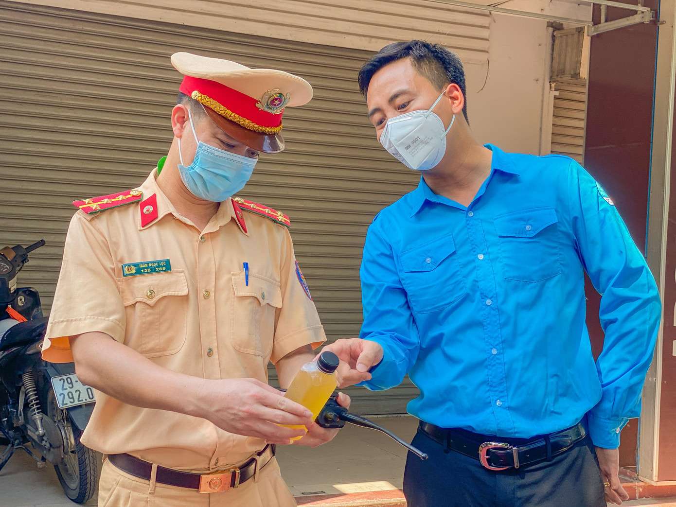 Dịp này, chương trình được triển khai với mục tiêu tiếp tục hỗ trợ miễn phí đồ uống chất lượng “tiếp sức” các cán bộ, chiến sỹ đang tham gia trực chốt tại 6 tổ tuần tra kiểm soát lưu động trên các tuyến đường Thủ đô, từ nay cho đến khi các tổ tuần tra hoàn thành nhiệm vụ.