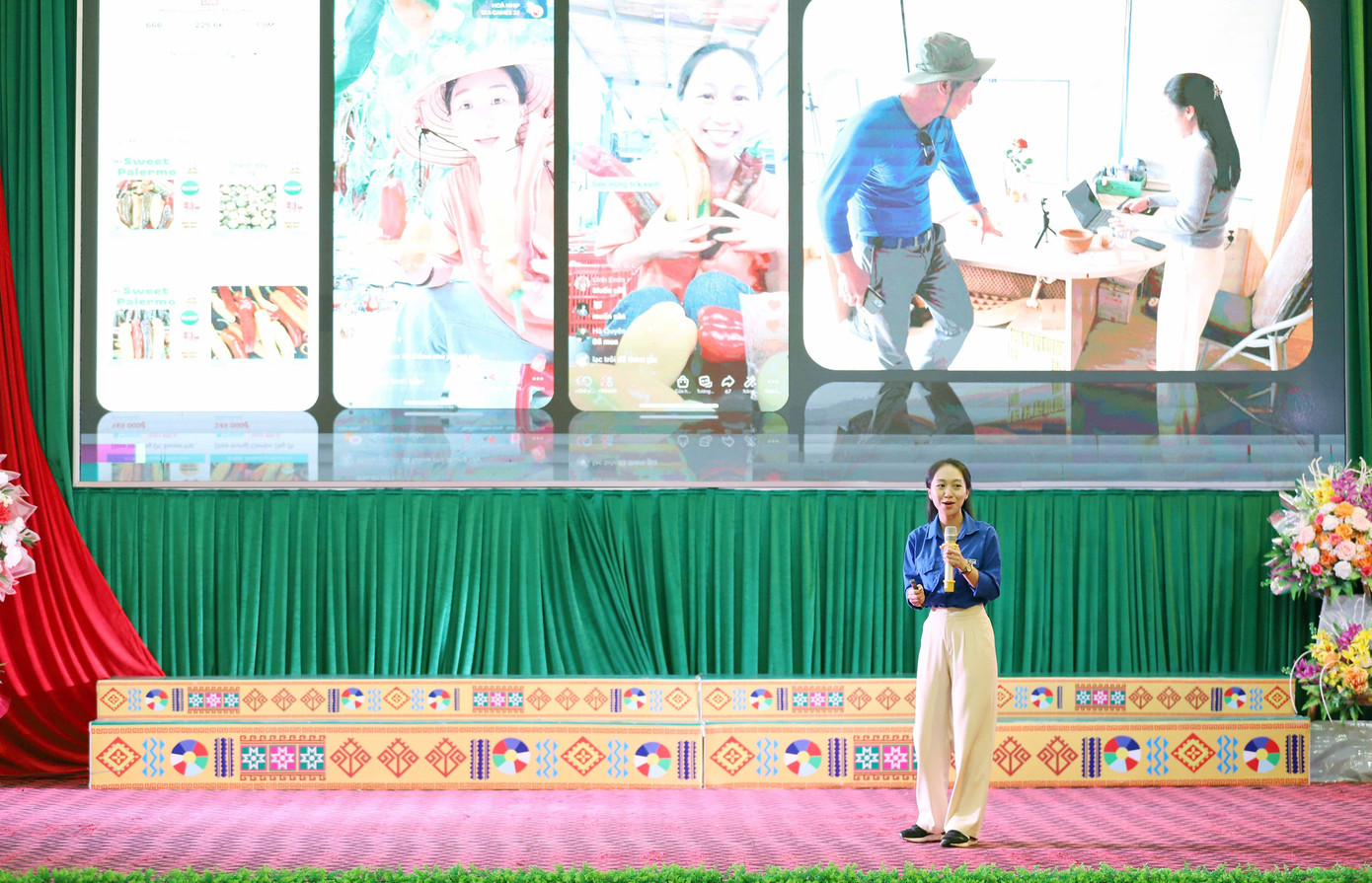 Các nhà sáng tạo nội dung chia sẻ tại chương trình.