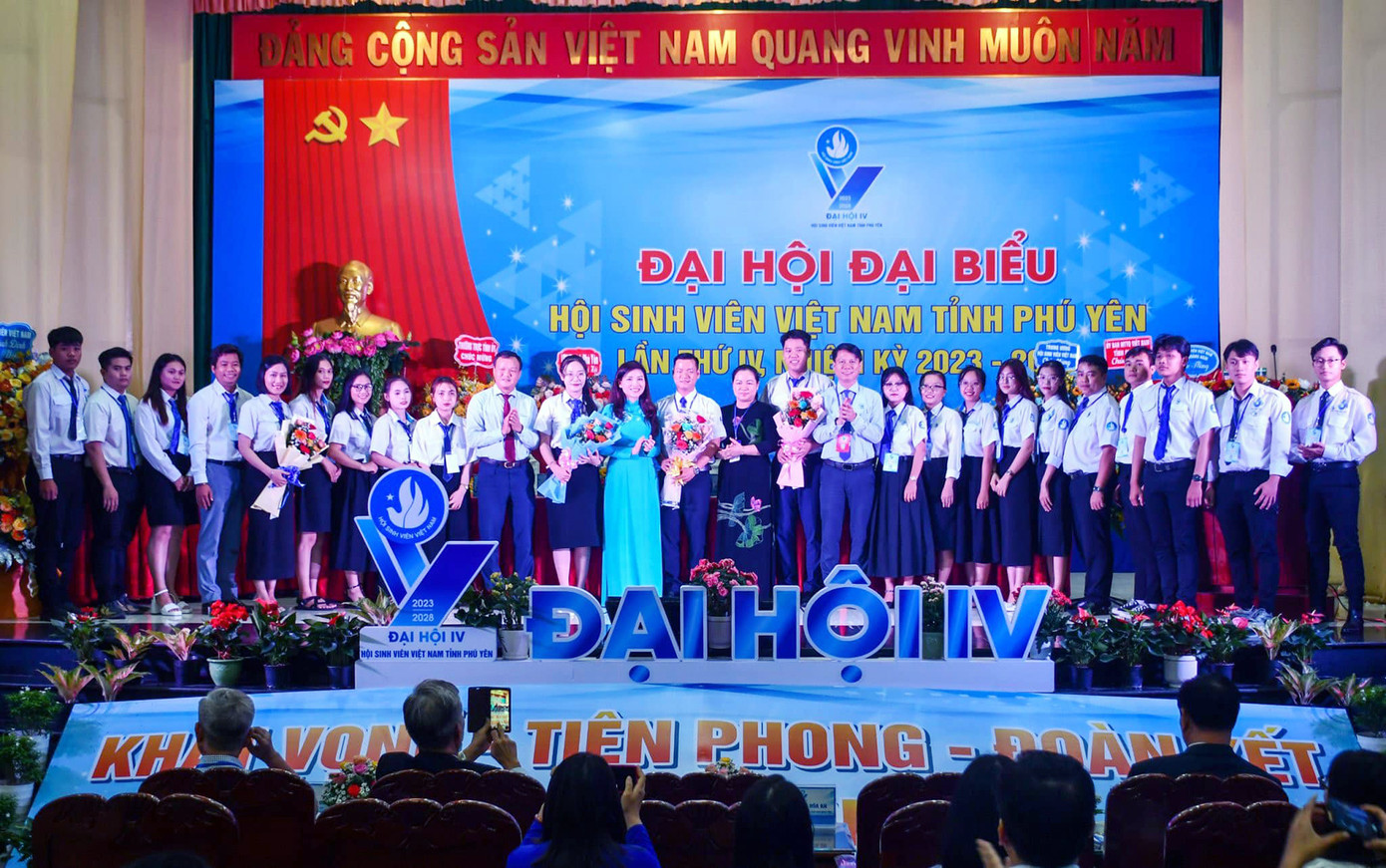 Ban Chấp hành Hội Sinh viên tỉnh Phú Yên ra mắt Đại hội. Ban Chấp hành Hội Sinh viên tỉnh Phú Yên ra mắt Đại hội.