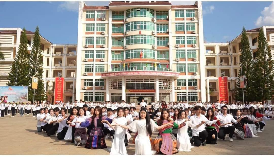 Sinh viên Sơn La trong trang phục truyền thống chào mừng Kỷ niệm 74 năm Ngày truyền thống học sinh, sinh viên.
