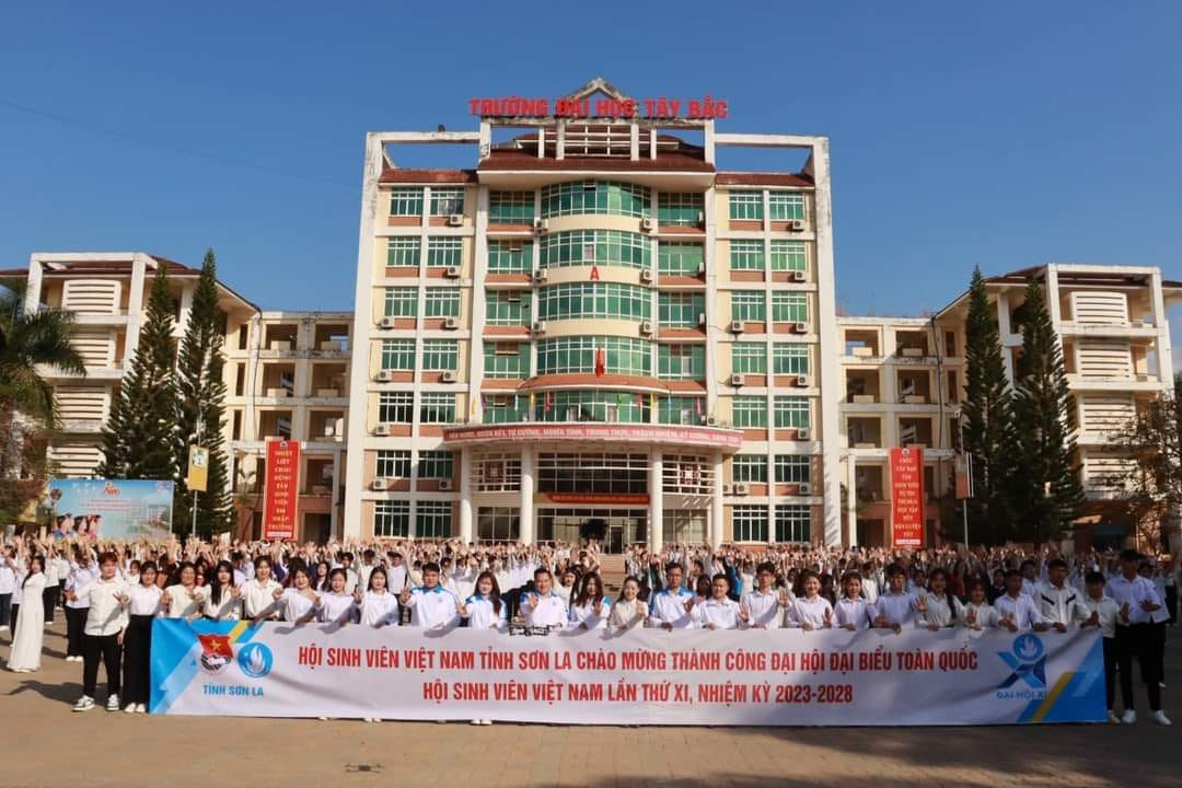 Màn đồng diễn ca khúc &apos;Khát vọng sinh viên&apos;.