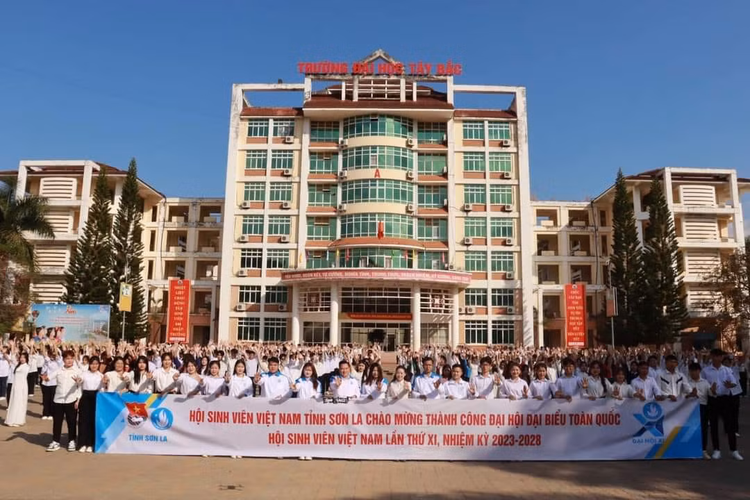 Màn đồng diễn ca khúc 'Khát vọng sinh viên'.