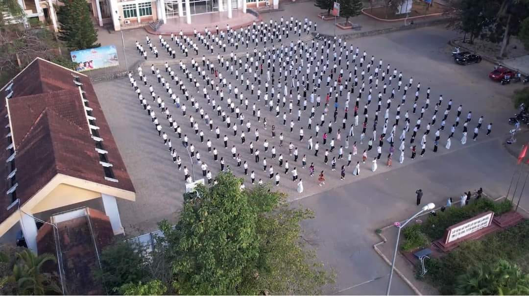 Màn đồng diễn ca khúc &apos;Khát vọng sinh viên&apos;.