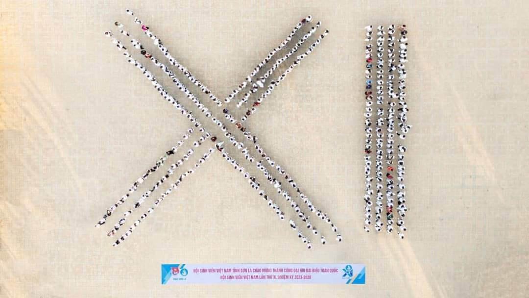 Sinh viên Sơn La xếp hình logo Đại hội Đại biểu toàn quốc Hội Sinh viên Việt Nam lần thứ XI.