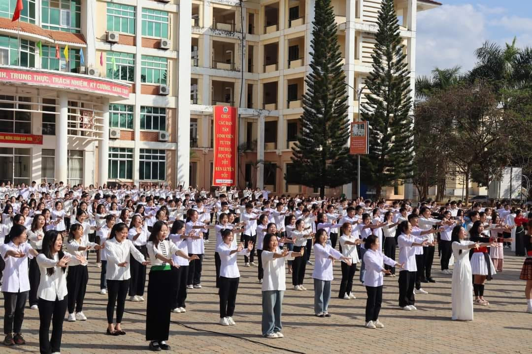 Màn đồng diễn của sinh viên Sơn La.