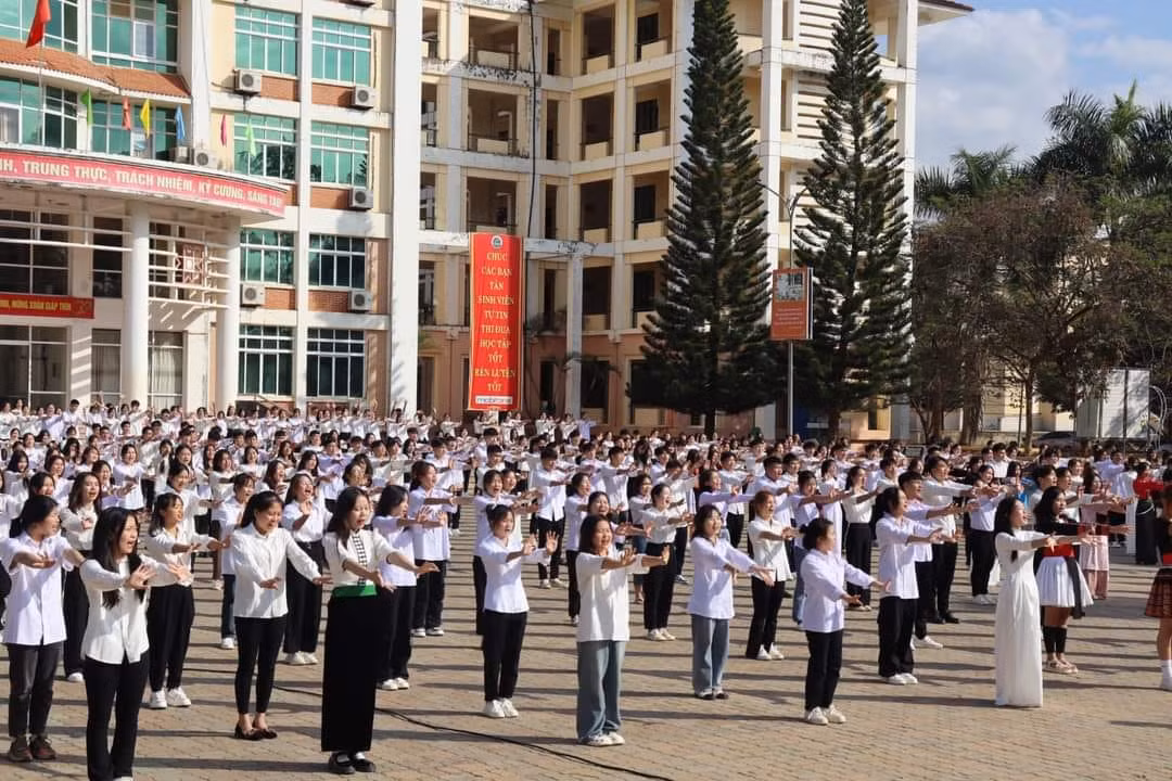 Màn đồng diễn của sinh viên Sơn La.