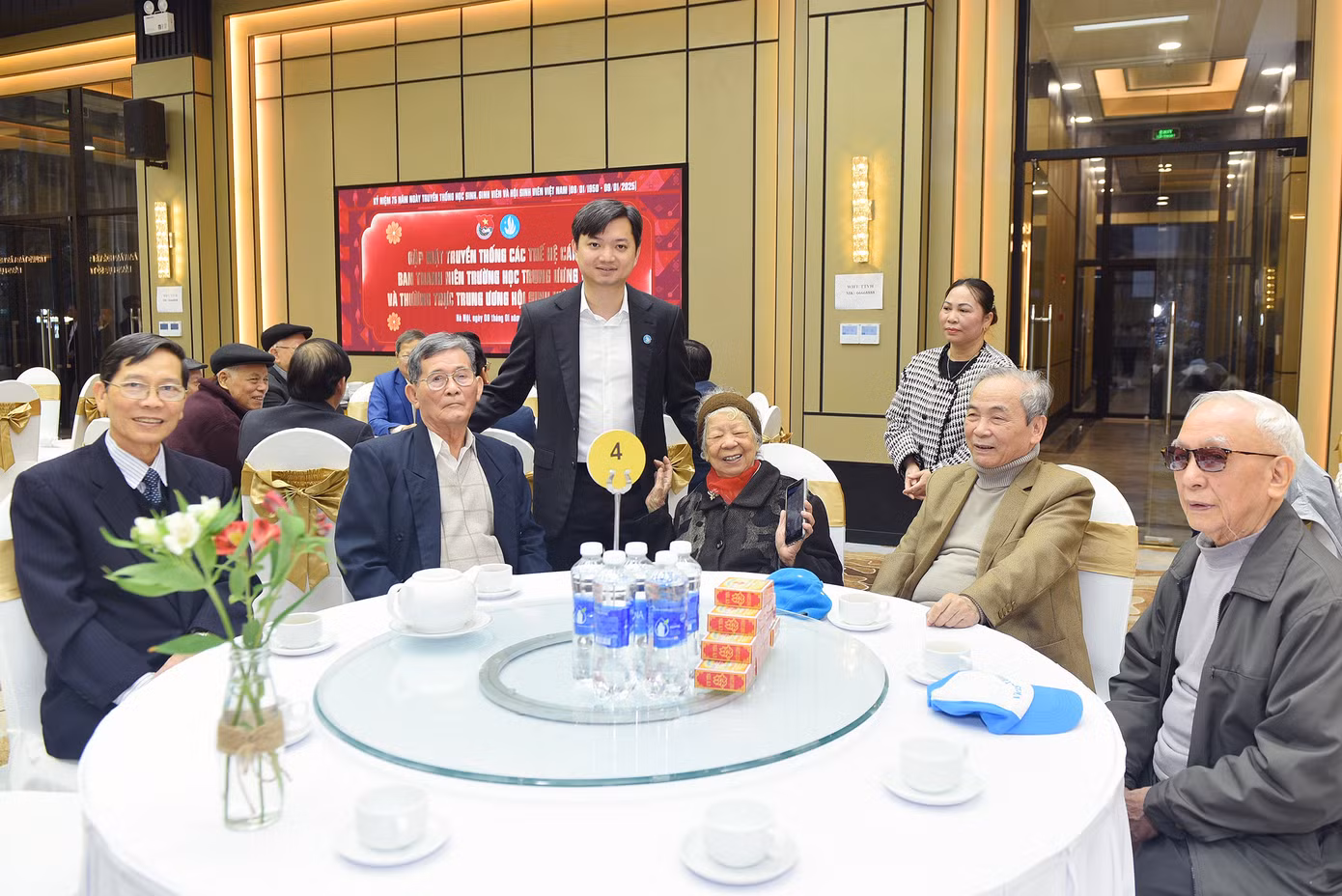 Anh Nguyễn Minh Triết - Bí thư T.Ư Đoàn, Chủ tịch T.Ư Hội Sinh viên Việt Nam trao đổi với thế hệ cán bộ, lãnh đạo Ban Thanh niên Trường học T.Ư Đoàn, Hội Sinh viên Việt Nam các thời kỳ. Anh Nguyễn Minh Triết - Bí thư T.Ư Đoàn, Chủ tịch T.Ư Hội Sinh viên Việt Nam trao đổi với thế hệ cán bộ, lãnh đạo Ban Thanh niên Trường học T.Ư Đoàn, Hội Sinh viên Việt Nam các thời kỳ.