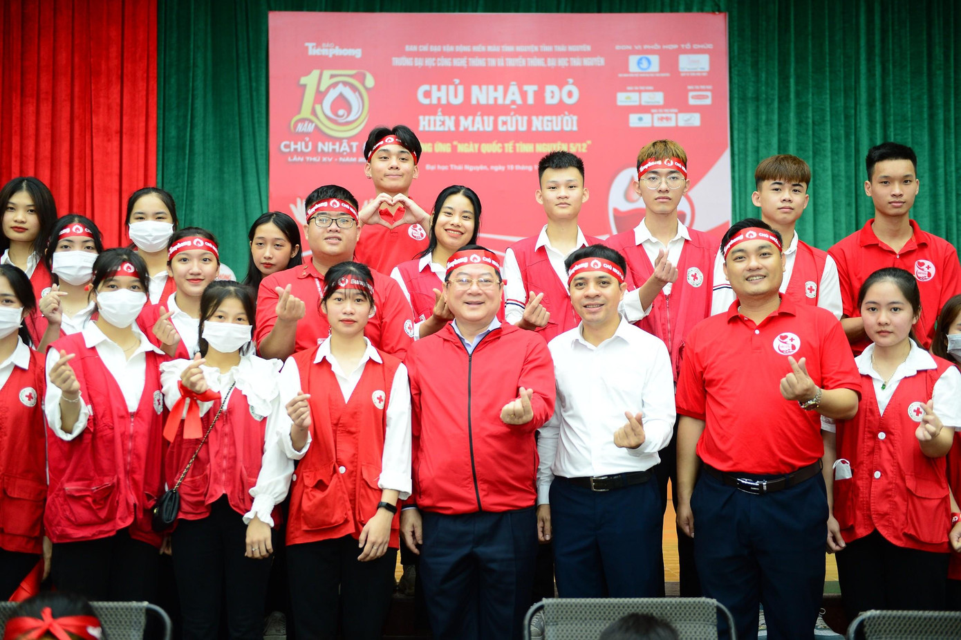 Ban Tổ chức cùng các tình nguyện viên tại chương trình.