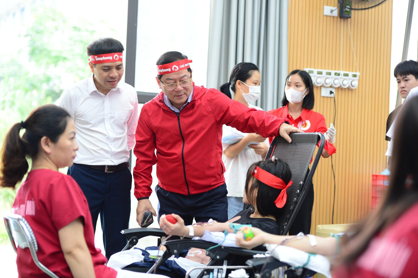 Nhà báo Lê Xuân Sơn và anh Nguyễn Quang Đông - Chủ tịch Hội Sinh viên ĐH Thái Nguyên thăm hỏi các tình nguyện viên tham gia chương trình.