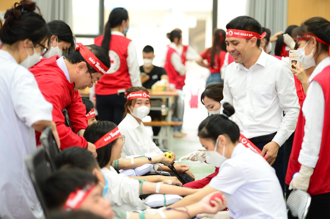 Động viên và chia sẻ tình cảm với tình nguyện viên.