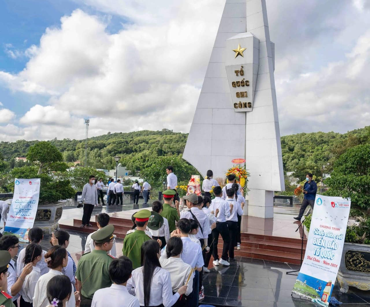 Các đại biểu dâng hương tưởng nhớ các anh hùng liệt sĩ. Các đại biểu dâng hương tưởng nhớ các anh hùng liệt sĩ.