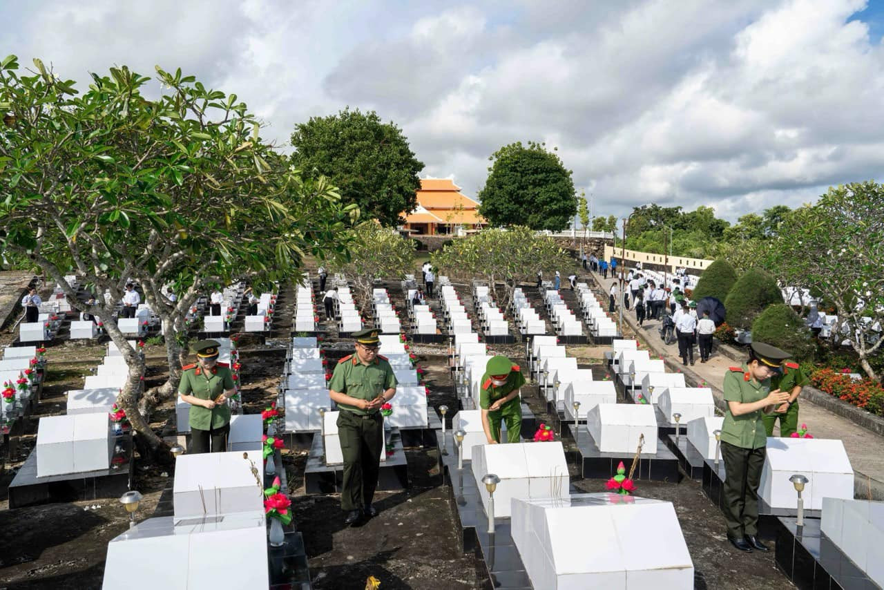 Các đại biểu thắp hương tưởng nhớ các anh hùng liệt sĩ. Các đại biểu thắp hương tưởng nhớ các anh hùng liệt sĩ.