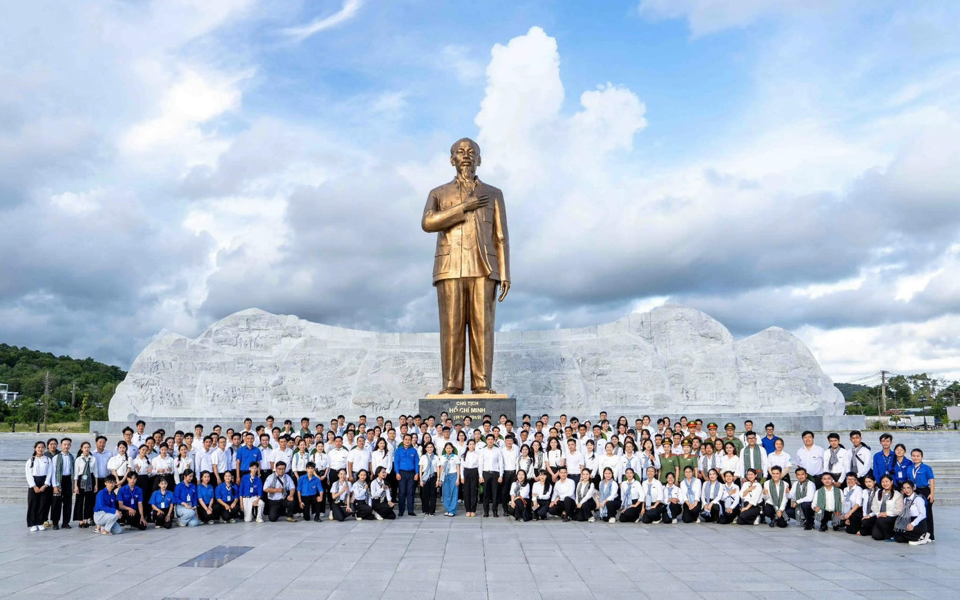 Hành trình có sự tham gia của 200 đại biểu. Hành trình có sự tham gia của 200 đại biểu.