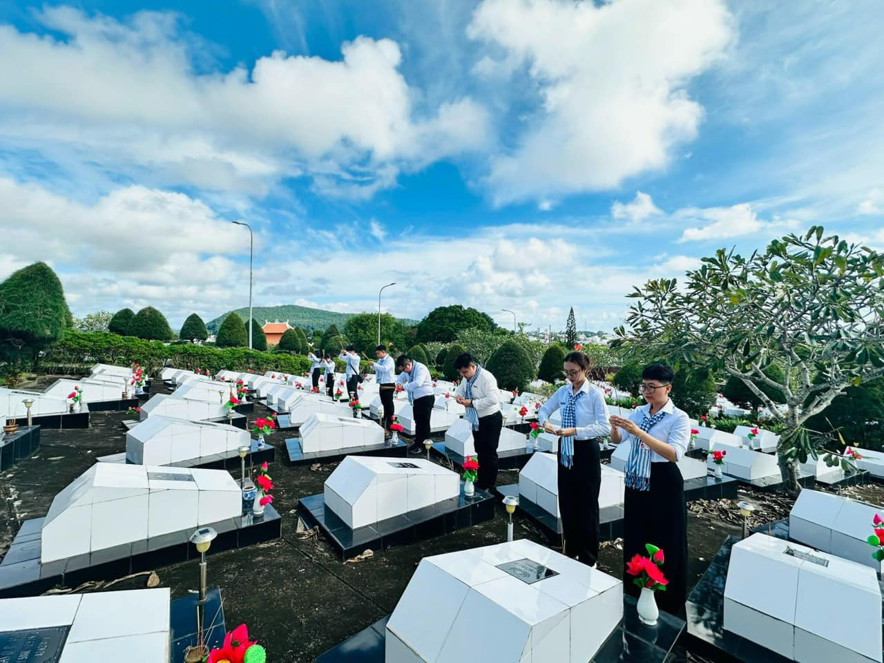 Các đại biểu thắp hương tưởng nhớ các anh hùng liệt sĩ. Các đại biểu thắp hương tưởng nhớ các anh hùng liệt sĩ.