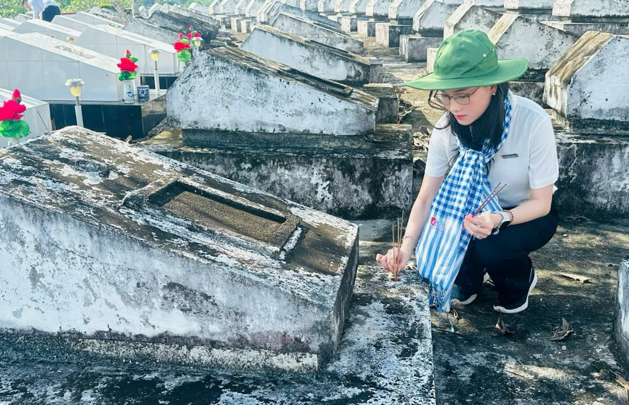 Các đại biểu thắp hương tưởng nhớ các anh hùng liệt sĩ. Các đại biểu thắp hương tưởng nhớ các anh hùng liệt sĩ.