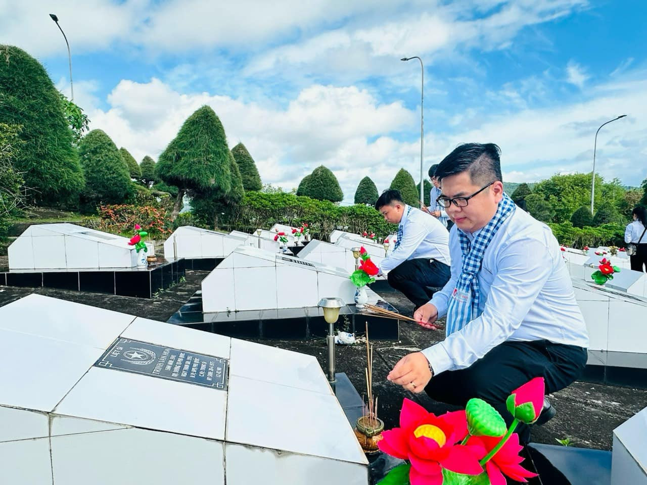 Các đại biểu thắp hương tưởng nhớ các anh hùng liệt sĩ. Các đại biểu thắp hương tưởng nhớ các anh hùng liệt sĩ.