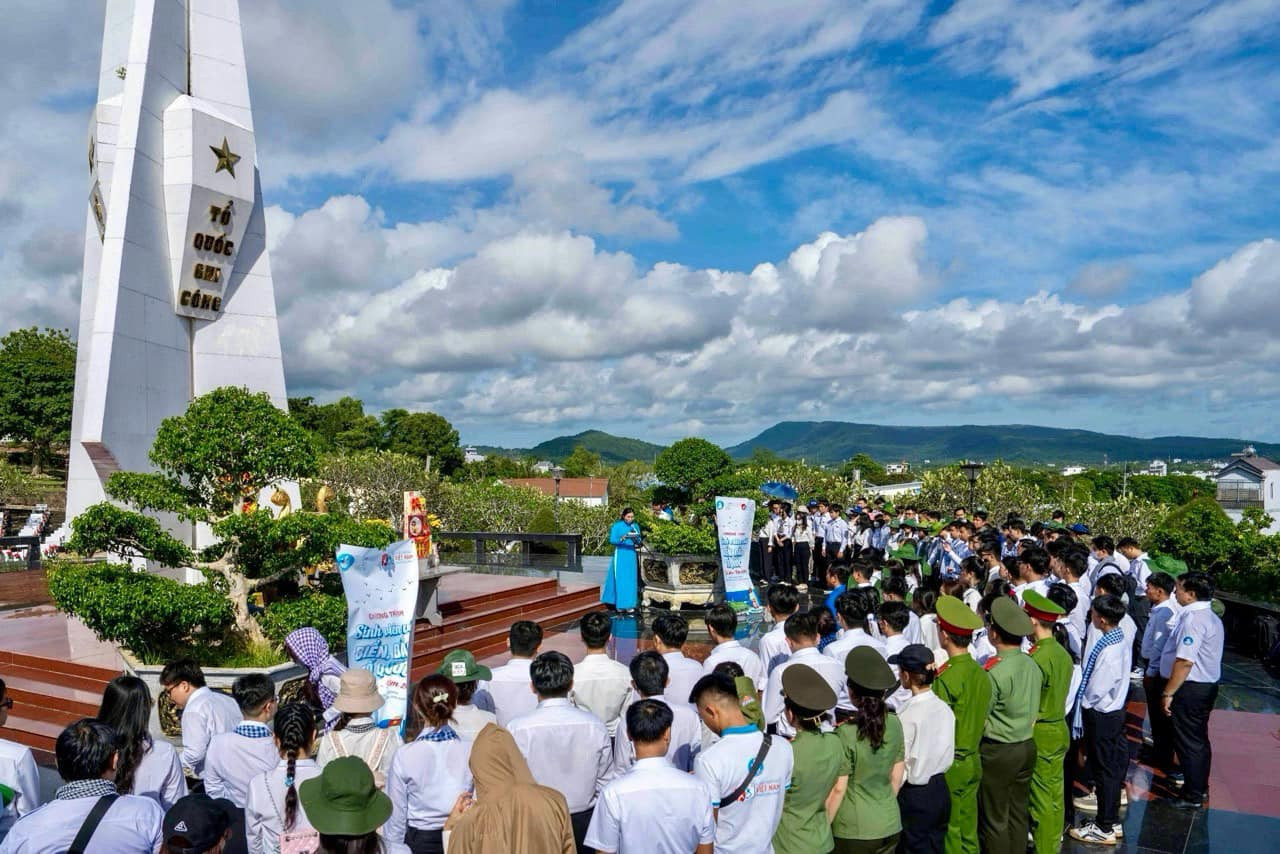 Các đại biểu dâng hương tưởng nhớ các anh hùng liệt sĩ. Các đại biểu dâng hương tưởng nhớ các anh hùng liệt sĩ.